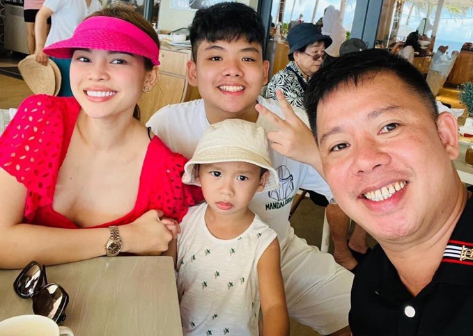 Mối quan hệ giữa Giang Hồng Ngọc và con trai riêng của chồng - Bé Bon được dân tình chú ý.