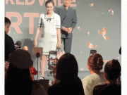 Thời trang - Vợ Duy Mạnh đứng cạnh chồng Son Ye Jin, diện váy chục triệu che bụng bầu, chạy lon ton vẫn được khen tinh tế