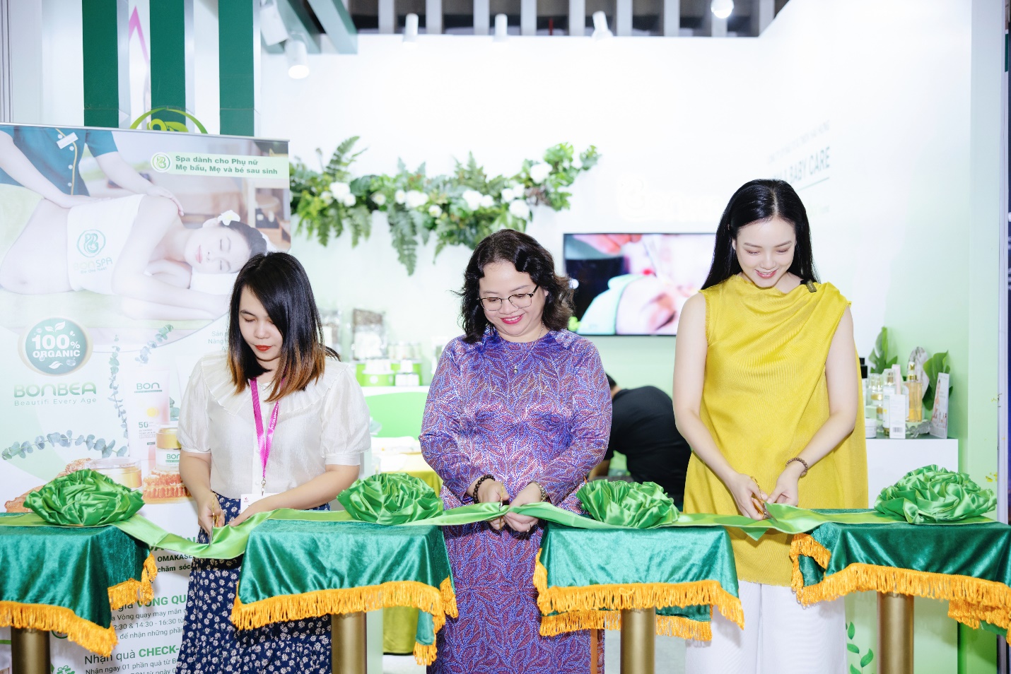 Bà Thượng Mỹ An - Tổng Giám đốc SECC (giữa), chị Minh Khuê – Project Manager Vietbaby Fair tham dự lễ cắt băng khai mạc gian hàng BON Spa cùng chị Trang Phương – CEO BON Spa