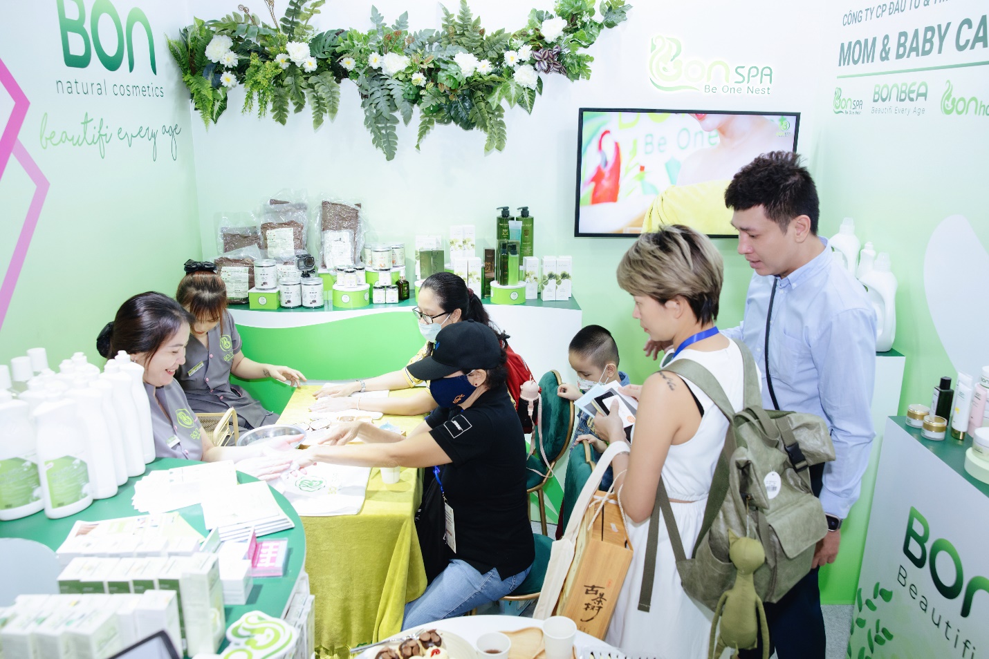 Gian hàng BON Spa thu hút khách hàng tham quan và trải nghiệm
