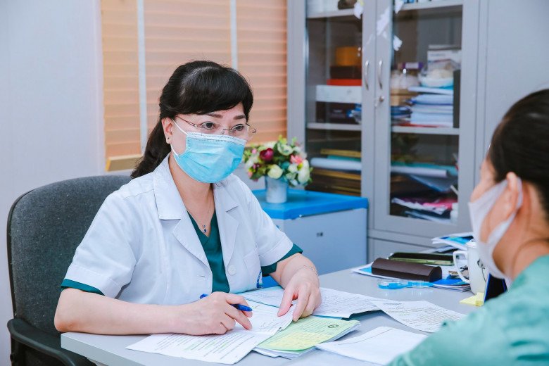 Bác sĩ Nhã, Bệnh viện Bưu Điện đang tư vấn và thăm khám cho bệnh nhân hiếm muộn. (Ảnh: BVBĐ)