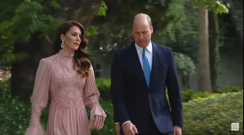 Vương phi Kate lên đồ đi ăn cưới, sửa váy hiệu đẹp hơn mẫu, không dìm hàng cô dâu - 1