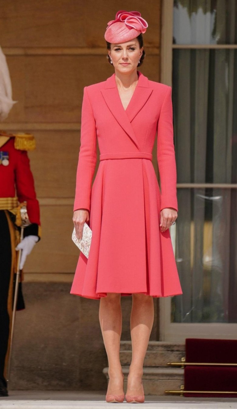Vương phi Kate lên đồ đi ăn cưới, sửa váy hiệu đẹp hơn mẫu, không dìm hàng cô dâu - 8