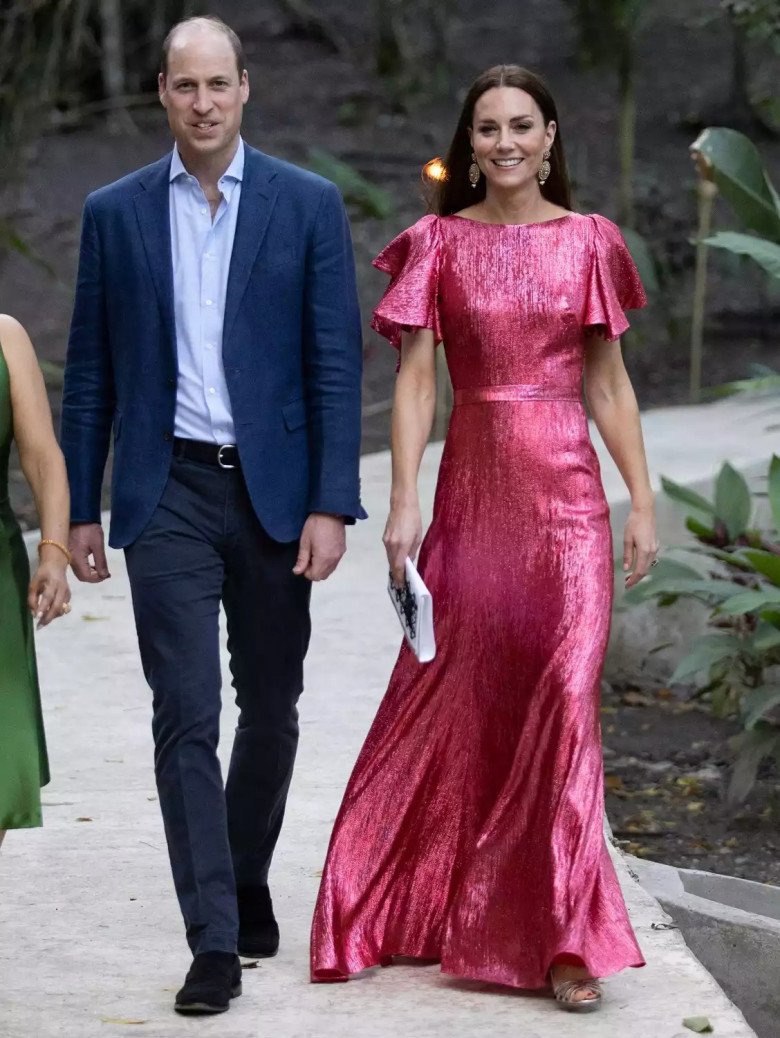 Vương phi Kate lên đồ đi ăn cưới, sửa váy hiệu đẹp hơn mẫu, không dìm hàng cô dâu - 10
