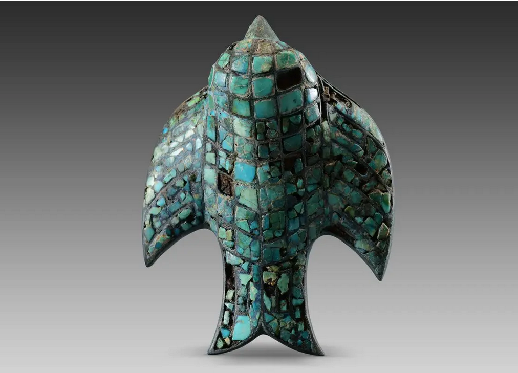 Khóa thắt lưng hình chim én khảm ngọc trong mộ - Ảnh: CỤC QUẢN LÝ DI SẢN VĂN HÓA NHÀ NƯỚC TRUNG QUỐC