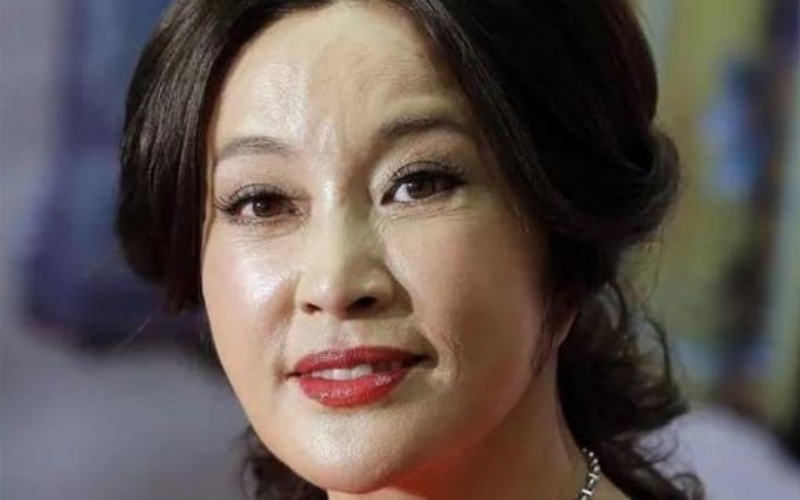 Tuy nhiên, trong ảnh trên thảm đỏ năm nay, Lưu Hiểu Khánh khiến khán giả thất vọng. Thông qua bức ảnh, nếp nhăn trên khuôn mặt của bà hiện rõ, khóe mắt và miệng lộ rõ ​​dấu hiệu lão hóa.
