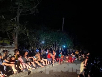 'Chảo lửa' Nghệ An lại mất điện, người dân đổ ra đường ăn cơm, hóng mát