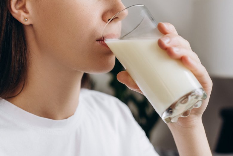 Người phụ nữ có thói quen uống sữa đậu nành thật nóng, ăn canh cũng phải nóng bỏng, kết quả phát hiện ung thư. (Ảnh minh họa)