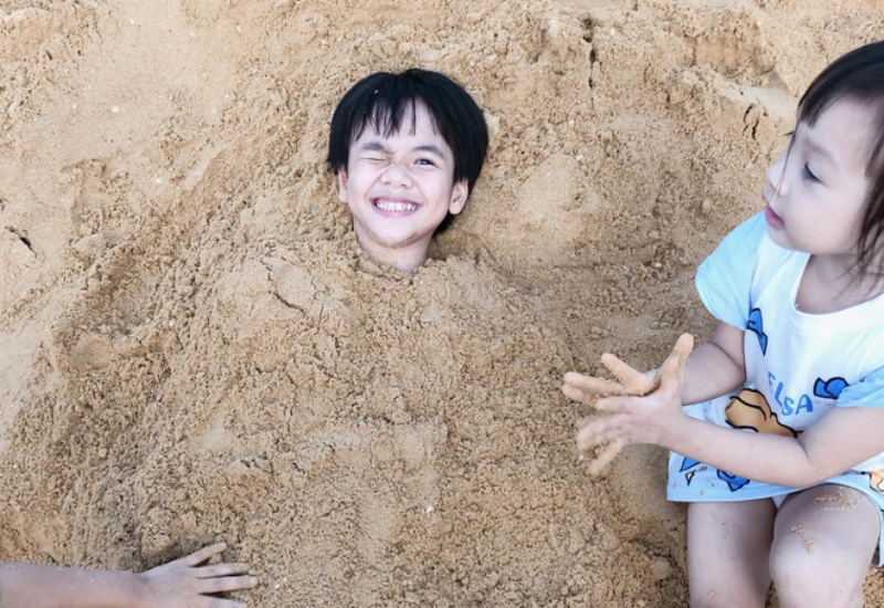 Thậm chí có thời gian, vợ chồng chị Phương lại đưa bé về thăm bà và các em của mình. Khi đó bé vô cùng hạnh phúc và nở nụ cười thật tươi.
