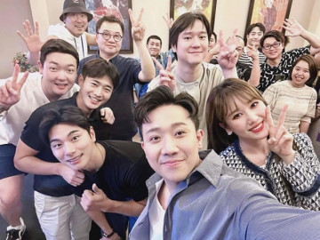 Quan hệ thân thiết như chị em giữa Hari Won với tài tử Hậu Duệ Mặt Trời, hé lộ thái độ làm việc của Trấn Thành