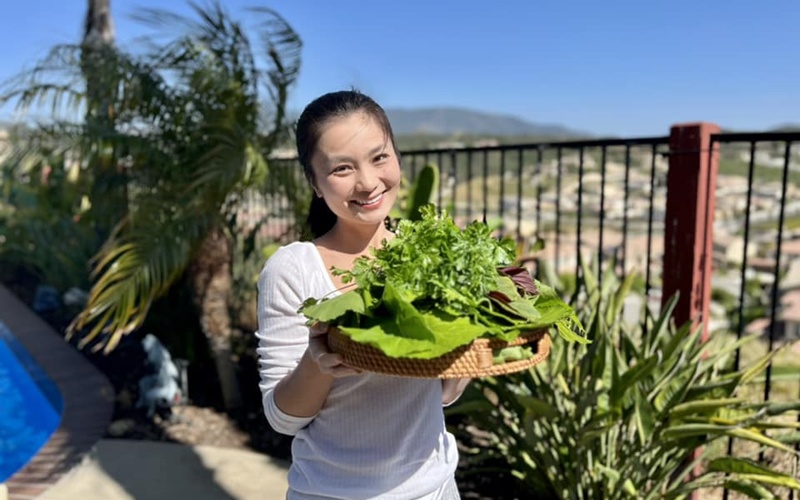 Mới đây, diễn viên Diệu Hương khoe hình ảnh đầy yên ả khi thu hoạch nhiều loại rau trong vườn nhà mình tại Mỹ. 
