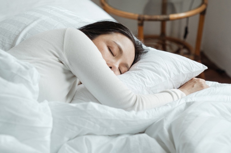 Bác sĩ Du Changwang cho biết khi nhiều người già đi, chất lượng giấc ngủ và thời gian ngủ giảm sút, điều này ảnh hưởng đến tinh thần cả ngày. Nếu tuổi tác tăng mà vẫn ngủ ngon chứng tỏ sức khỏe tốt, có nhiều khả năng sống lâu hơn.
