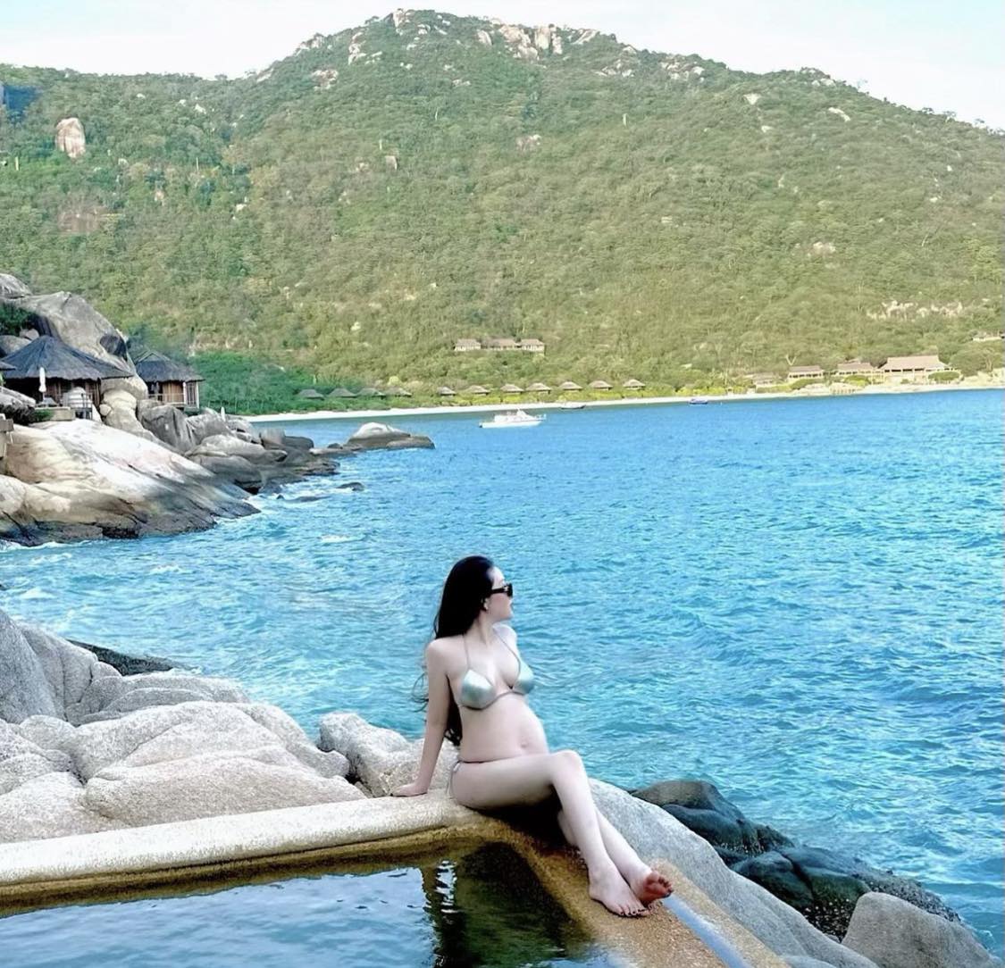 Thu Hương đang mang bầu ở tuần thứ 22 nhưng vóc dáng khá thon gọn.