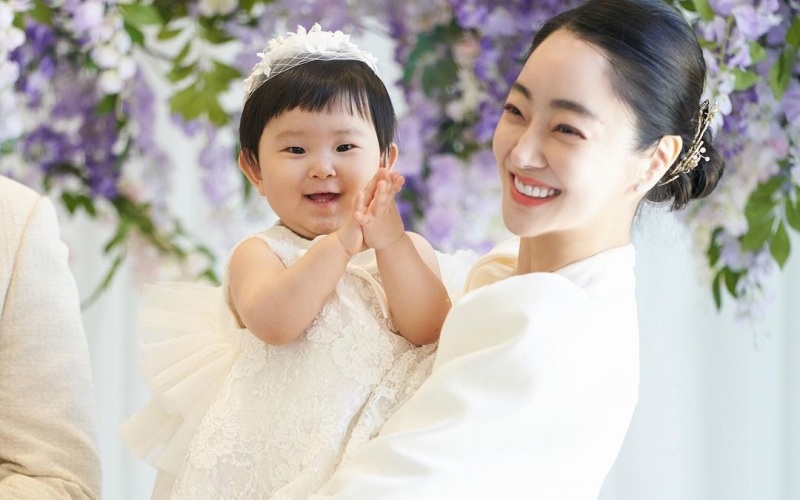 Mới đây, nữ diễn viên Seo Hyo Rim vừa mừng sinh nhật con gái Joie ngày 4/6 tại biệt thự tư gia.
