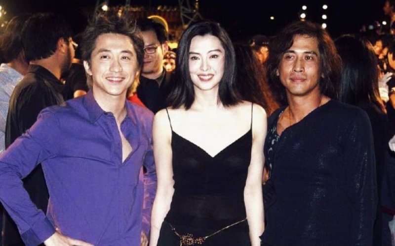 Vài ngày trước đó, Vương Tổ Hiền hot trên Weibo khi bức ảnh cô tham gia Lễ trao giải Golden Melody năm 2001 cùng các đồng nghiệp nam Tề Tần và Dữu Trừng Khánh được đăng tải. Khán giả bình luận Vương Tổ Hiền là "của hiếm" của showbiz.
