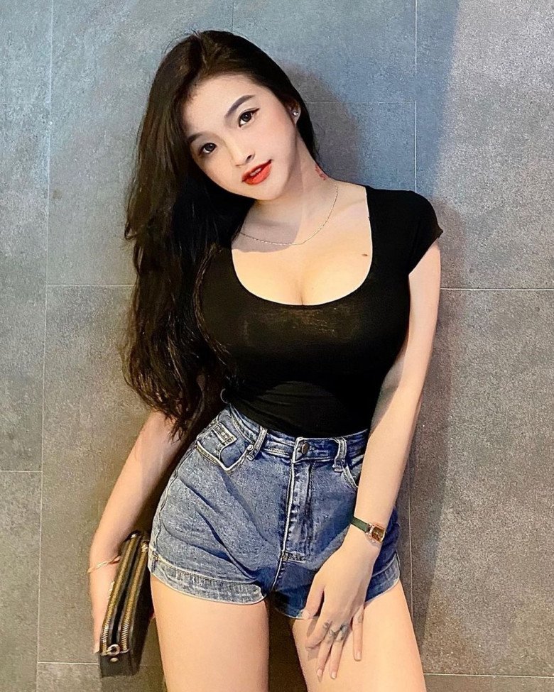 Xuất hiện hot girl mặc đồng phục kín đáo, vẫn khoe đường cong tưng bừng - 9