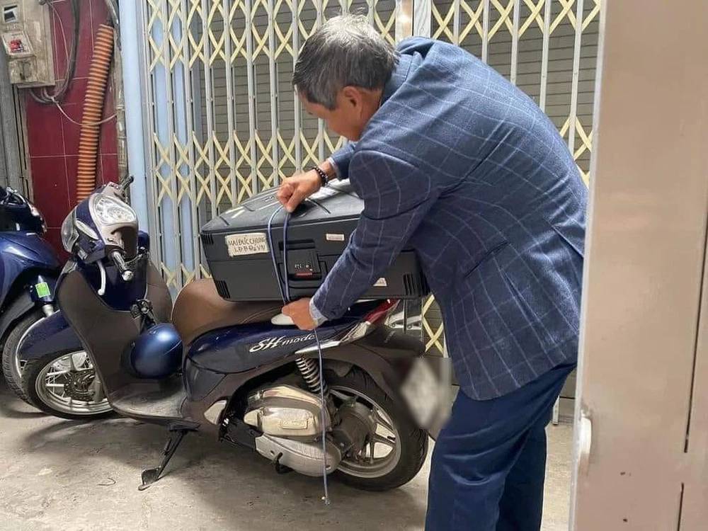 Những khoảnh khắc đầy giản dị, mộc mạc của vị huấn luyện viên 72 tuổi sau những giây phút căng thẳng trên cỏ