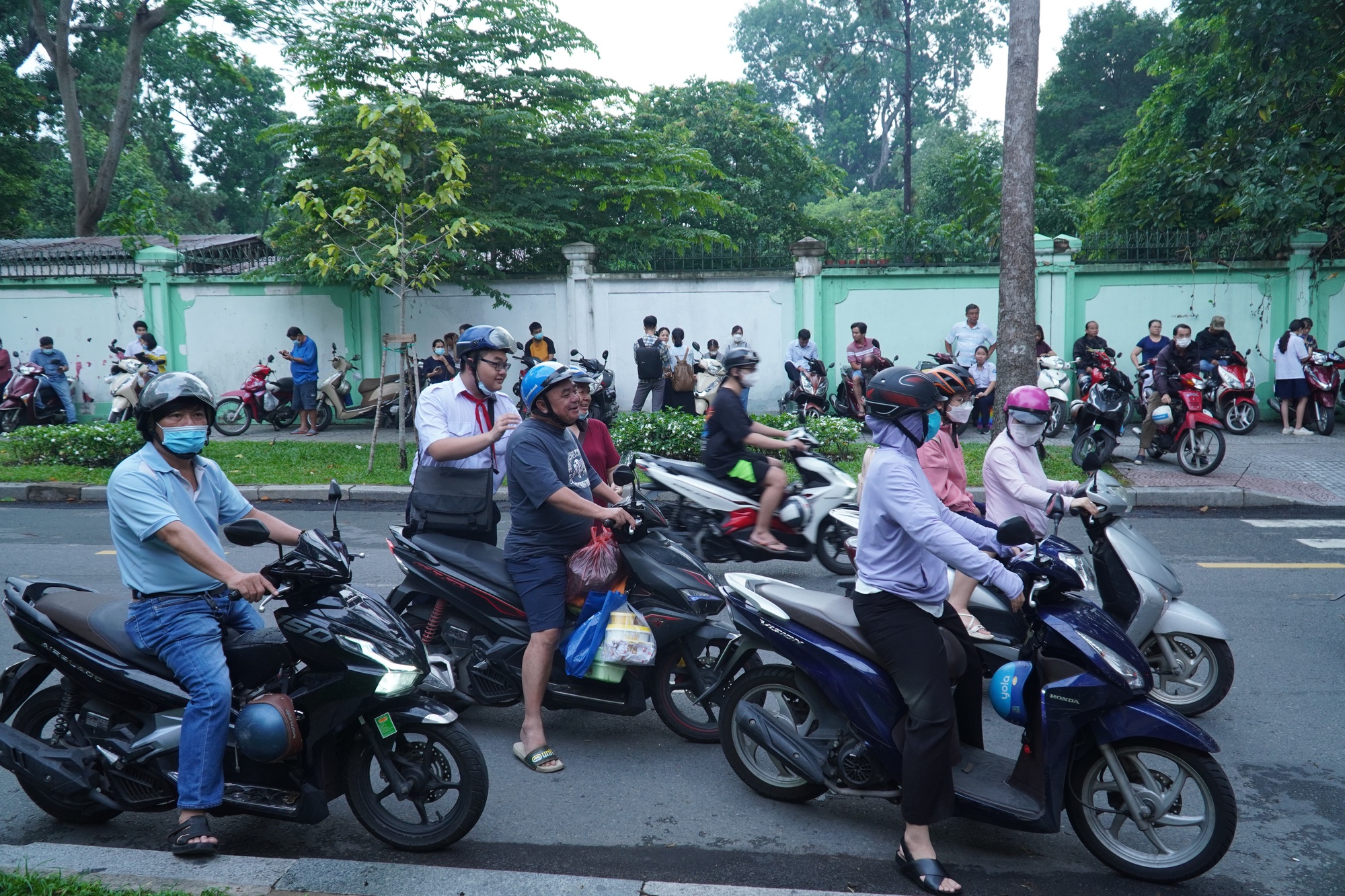 Rất đông phụ huynh đưa con đến điểm thi từ 6 giờ sáng