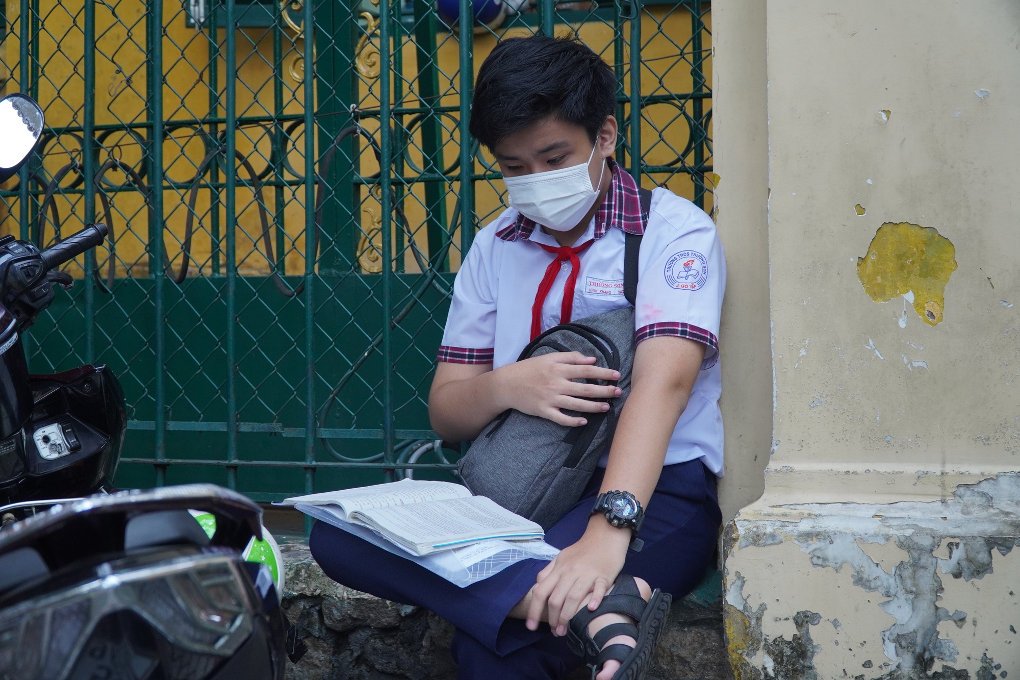 Thí sinh ôn lại bài trước khi vào phòng thi