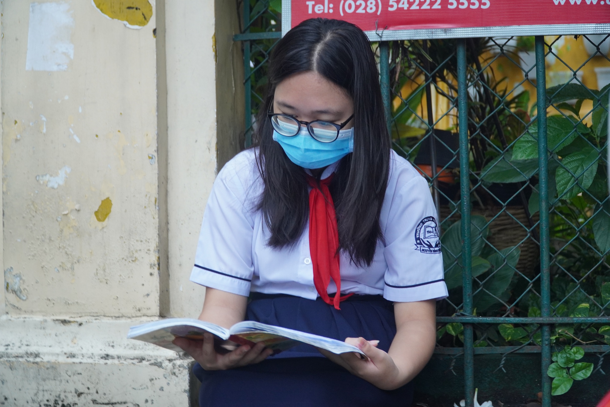 Hình ảnh học sinh TP.HCM vào môn thi đầu tiên của kỳ thi lớp 10 - 4