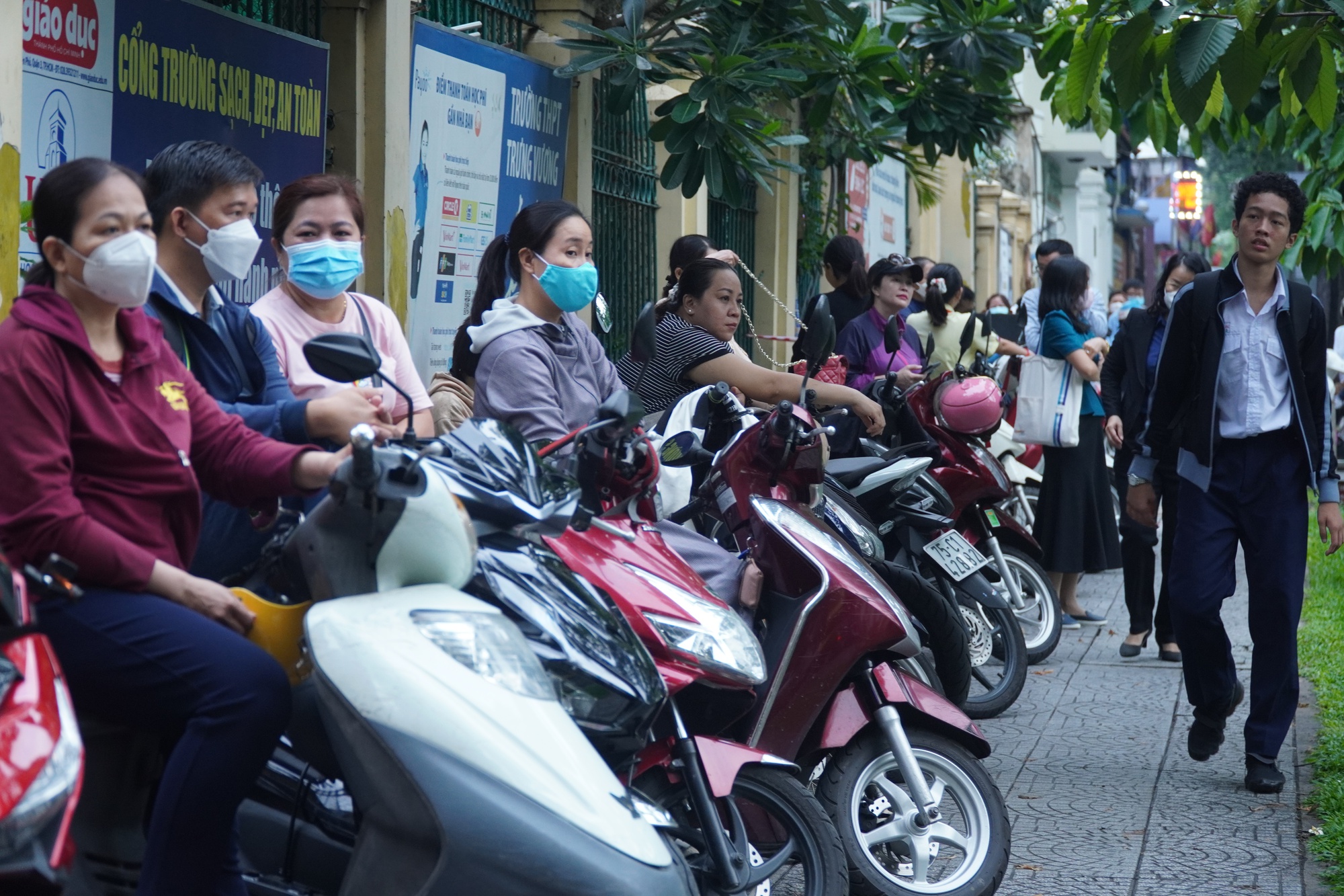 Đây là kì thi quan trọng đối với các thí sinh, vì thế nhiều phụ huynh cũng lo lắng không kém.