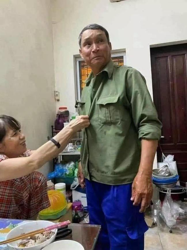 HLV Mai Đức Chung ăn vội gói xôi trước giờ lên máy bay, hình ảnh giản dị chạm đến trái tim người hâm mộ bóng đá - 3