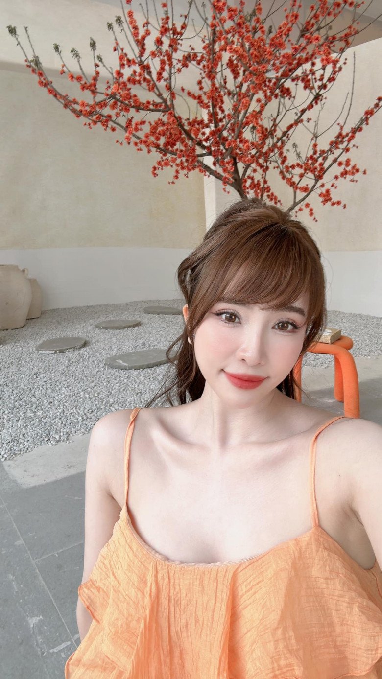 Đến hiện tại, Quỳnh Nga vẫn hay thả thính trên mạng xã hội. Trong status mới nhất, người đẹp viết: Em không say nắng mà say Anh. Nhiều bạn bè hỏi: Anh nào? và nghi khả năng cao là Việt Anh.