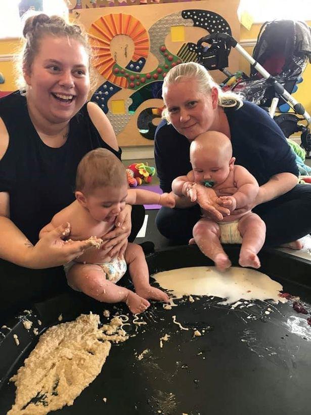 Hai đứa trẻ trông giống như người bạn thân thiết.