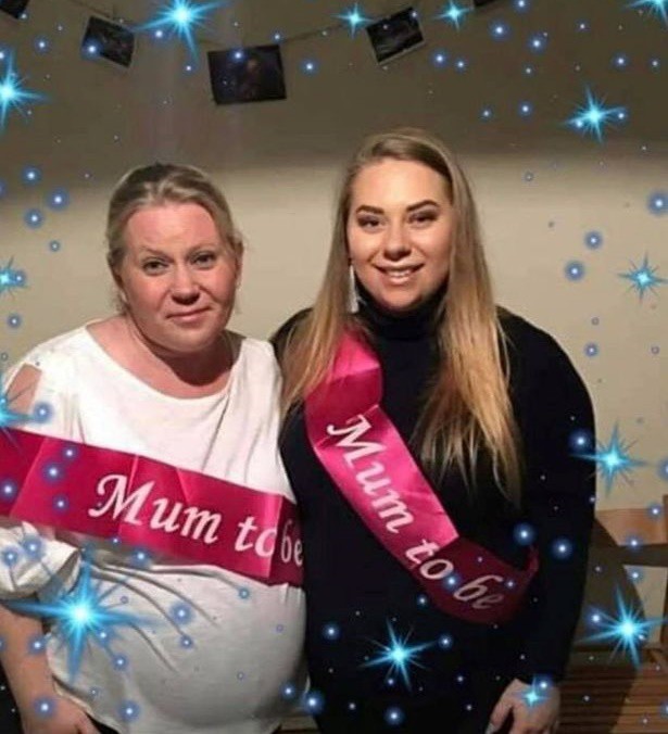 Hai mẹ con cô Melanie cùng mang thai.