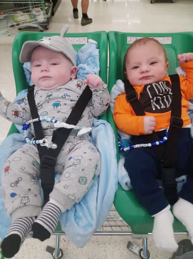 Hai đứa trẻ có nhiều điểm giống nhau.