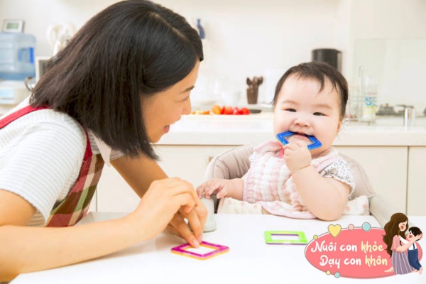 Để giữ an toàn cho con, bố mẹ nên theo dõi khi trẻ đang chơi với các đồ chơi nhỏ, sắc nhọn...