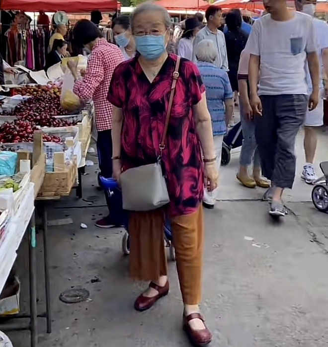 Hình ảnh giản dị của Lý Minh Khải khi đi chợ.