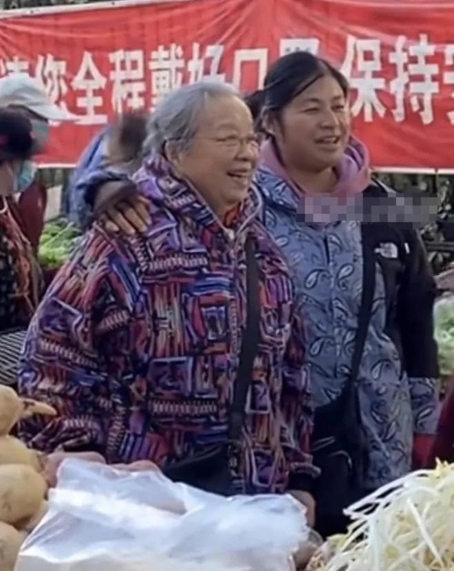 Lý Minh Khải sống rất vô tư thoải mái và khá tiết kiệm khi về già. 