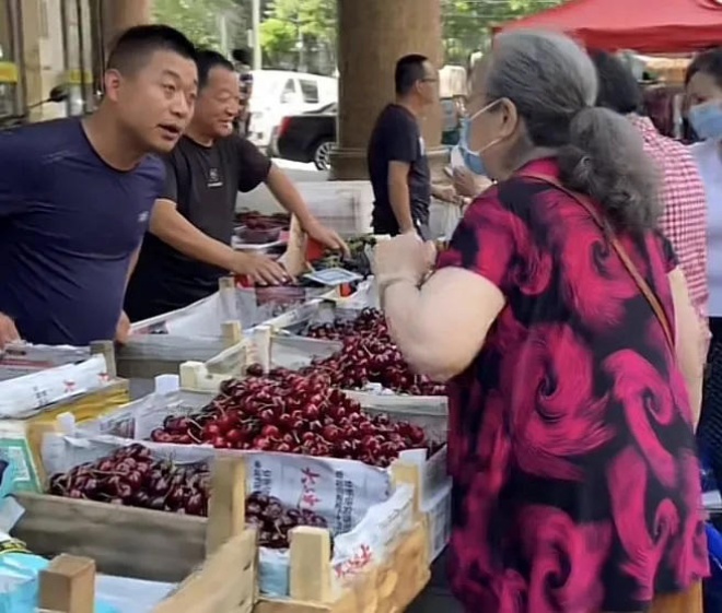 Bà vẫn khá minh mẫn và khỏe mạnh dù đã U90.