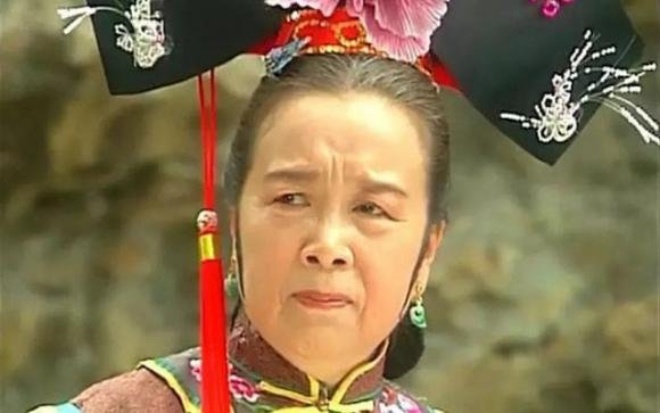 Lý Minh Khải nổi tiếng với vai diễn kinh điển Dung ma ma trong Hoàn Châu Cách Cách.