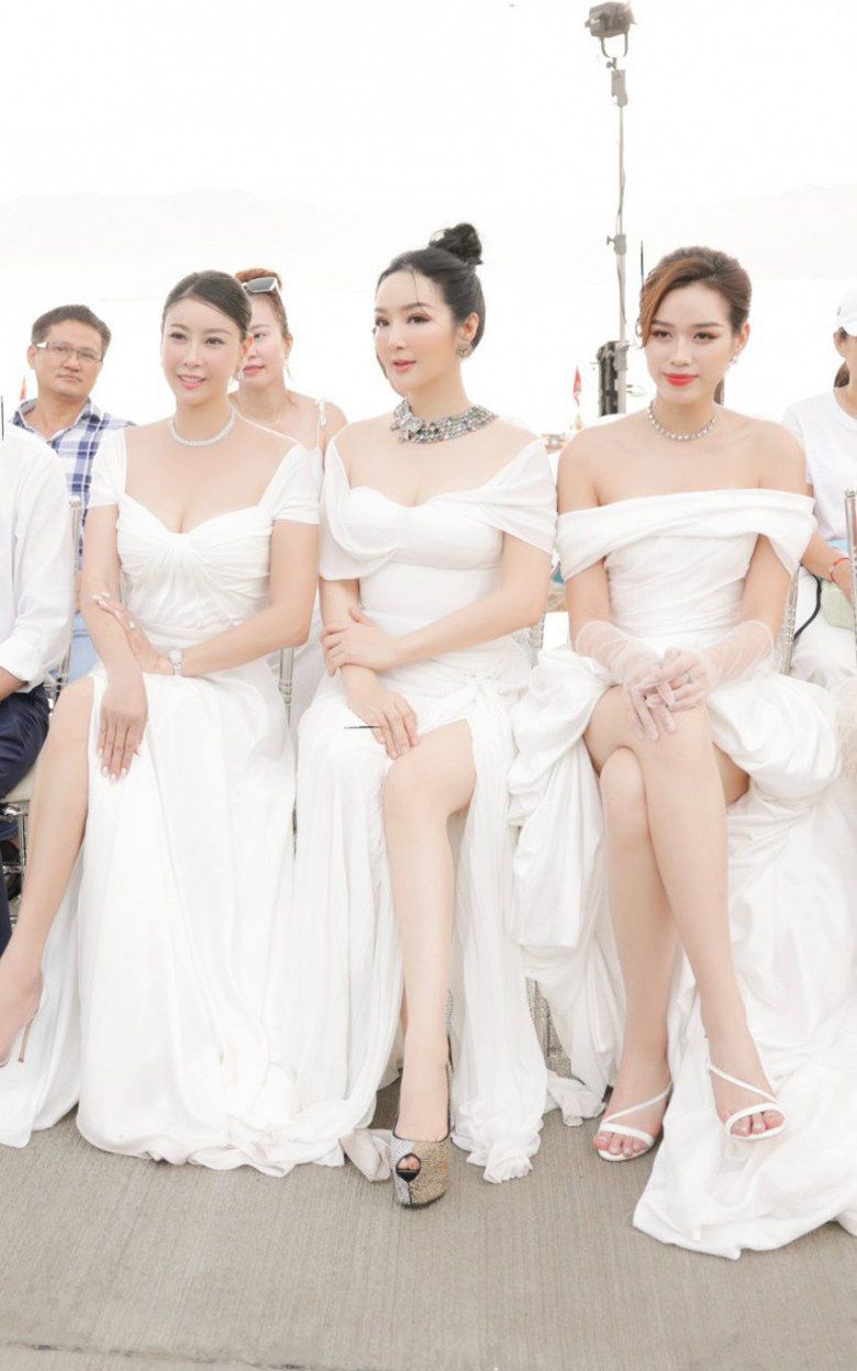 Hoa hậu Việt Nam tuổi 46 tự tin khoe dung nhan bên đàn em đôi mươi, nhan sắc đúng là amp;#34;gừng càng già càng cayamp;#34; - 4