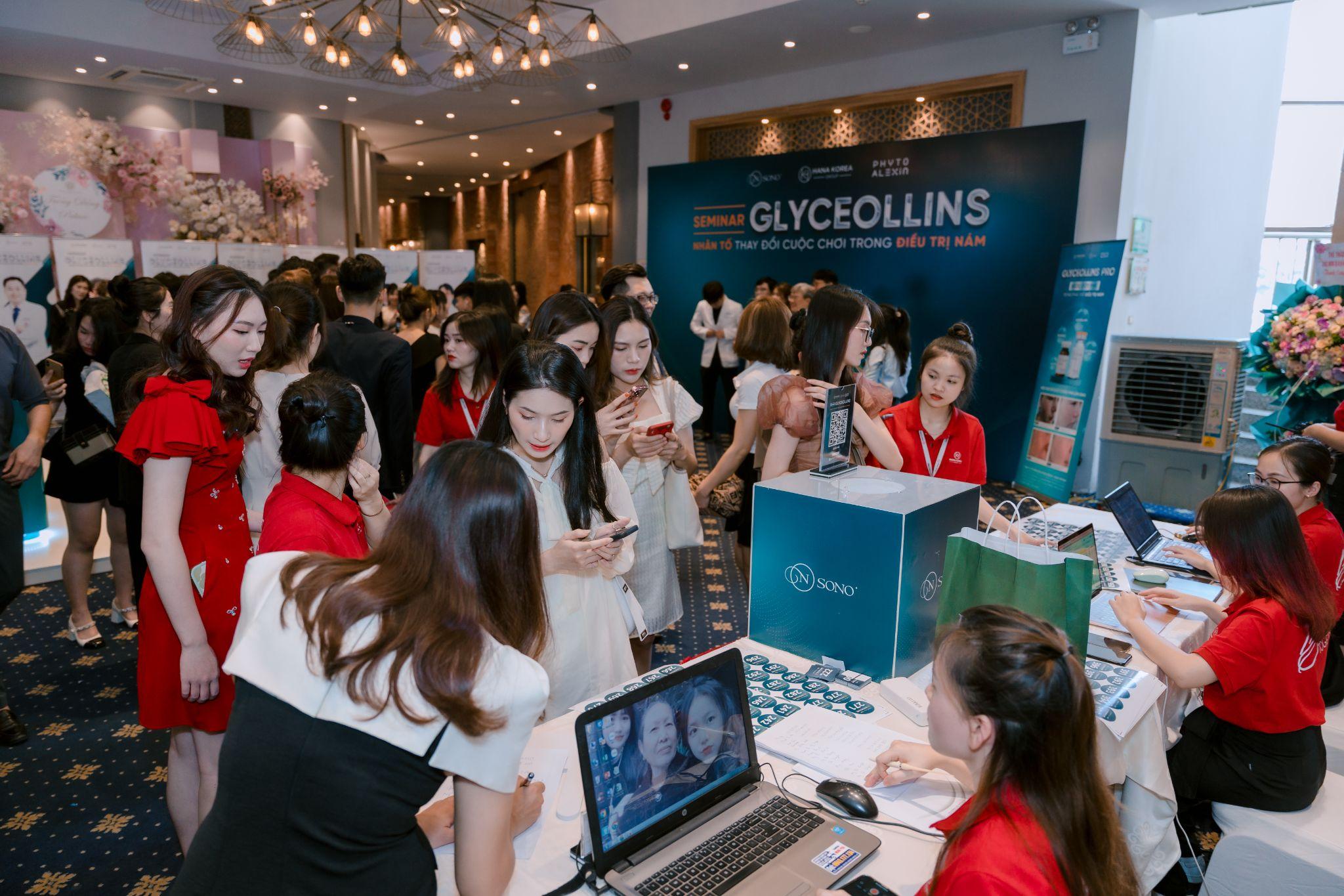 Khách hàng có mặt từ rất sớm để check-in