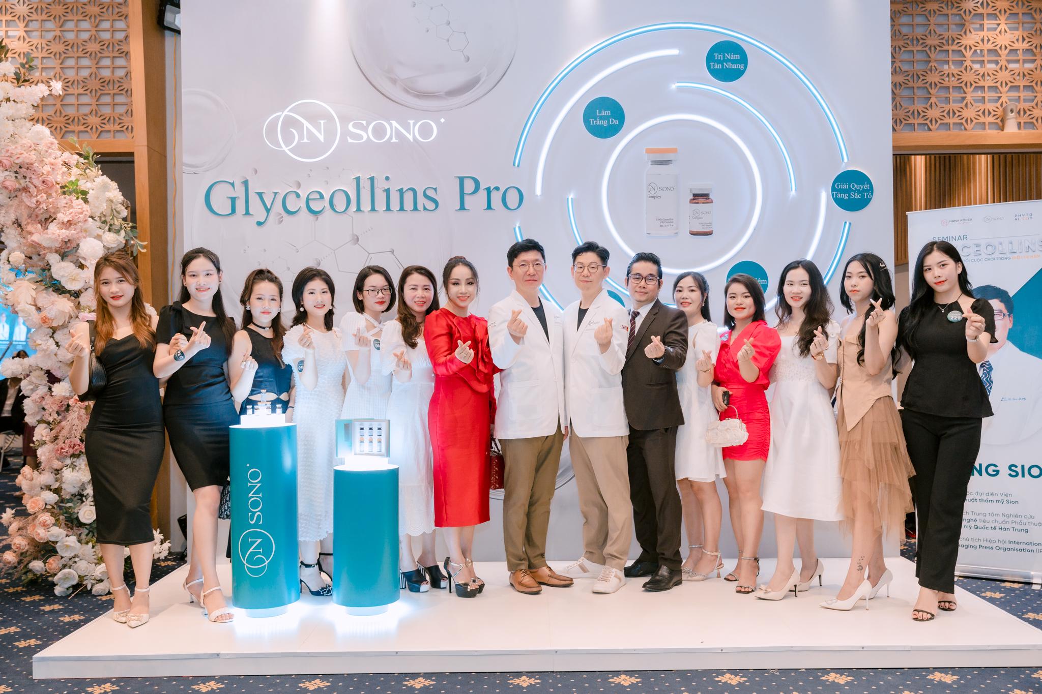 Khách hàng giao lưu và chụp ảnh lưu niệm cùng bác sĩ Hàn Quốc