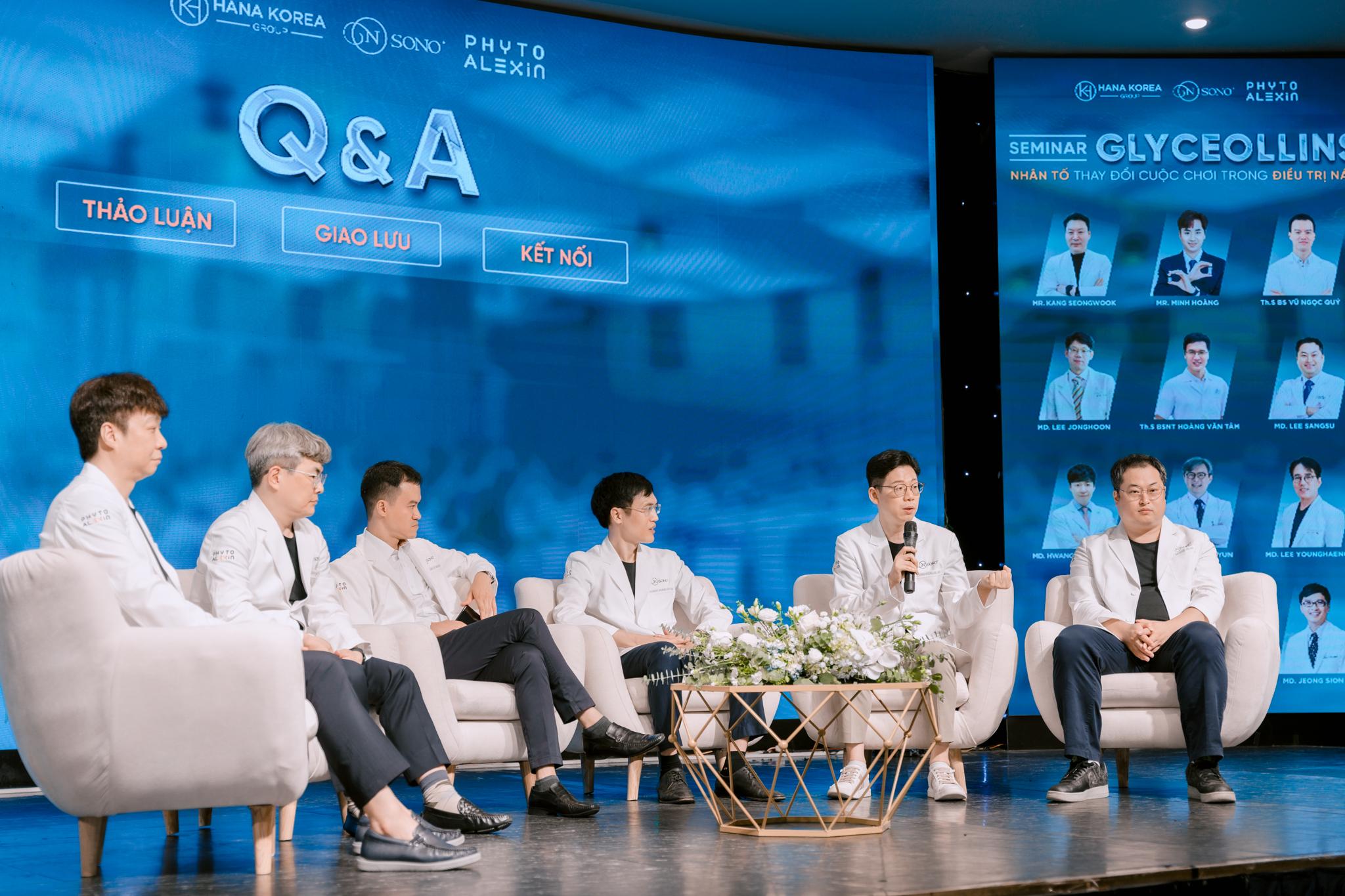 Các bác sĩ trực tiếp trả lời câu hỏi và thắc mắc của khách hàng tại sự kiện.