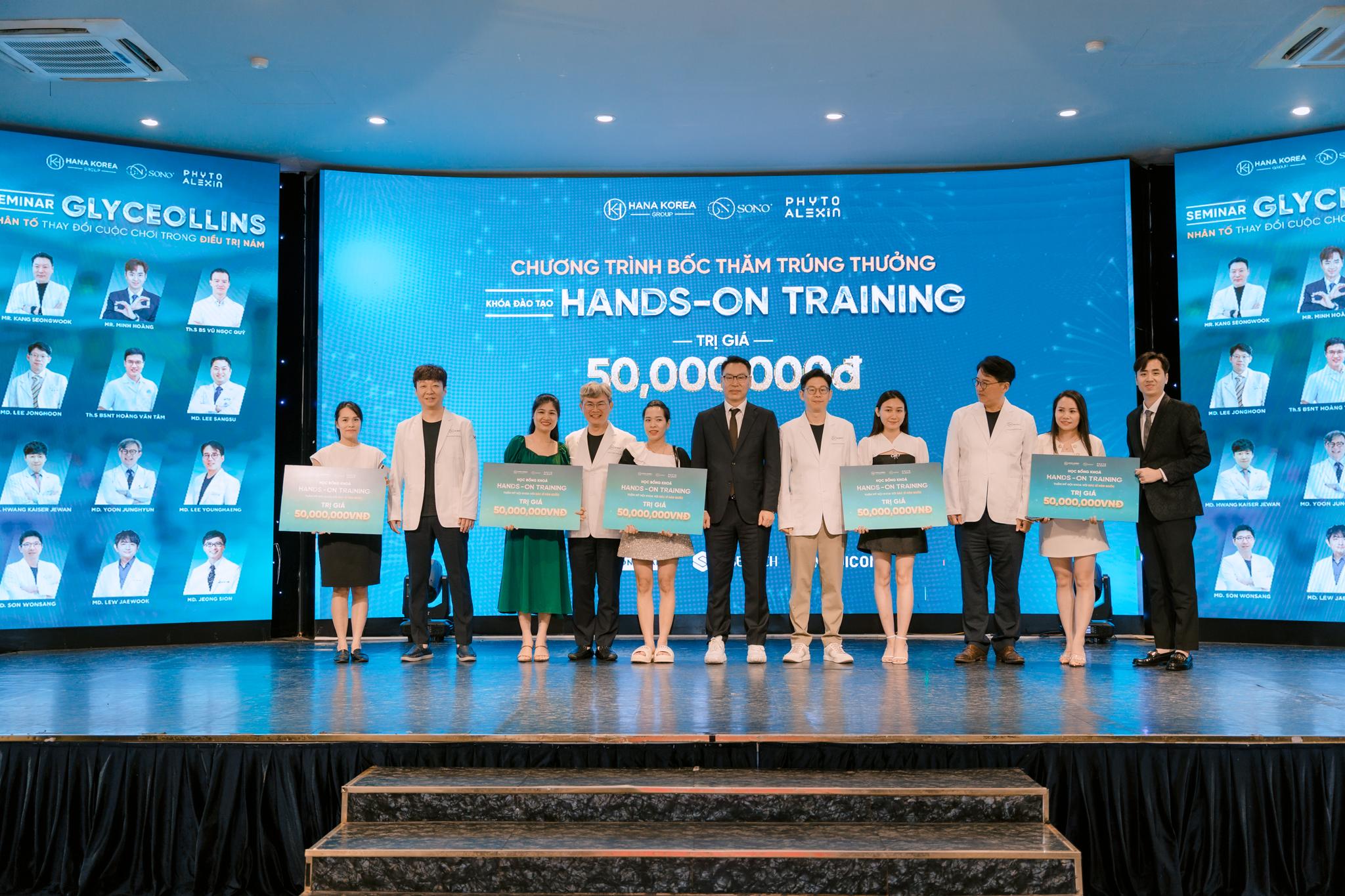 5 khách hàng may mắn nhận được học bổng trị giá 50 triệu đồng.