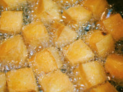 Bếp Eva - Rán đậu bằng chảo thường hay vỡ nát và bị sát, bôi ngay thứ này vào chảo thì 10 miếng giòn ngon lành lặn cả 10