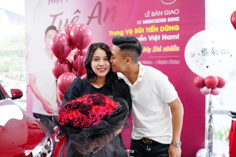 Nam trung vệ yêu chiều vợ hết mực, tặng quà khủng cho cô vào những dịp đặc biệt.