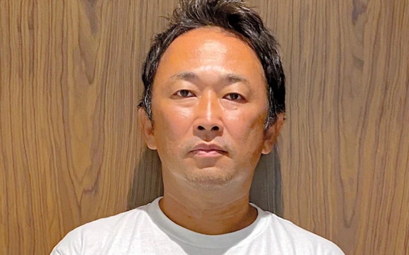 Tháng 3 vừa rồi, Yoshikazu Higashitani bỏ trốn sang nước ngoài và bị phát lệnh truy nã quốc tế. Anh bị cáo buộc xâm phạm đời tư, bôi nhọ danh tiếng và có hành vi đe dọa người khác. Hàng loạt nghệ sĩ đã đâm đơn kiện Yoshikazu.
