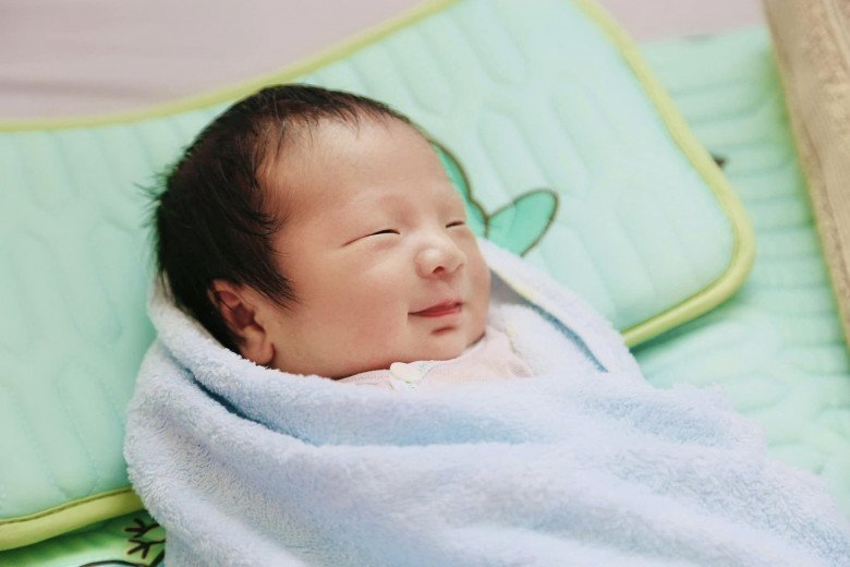 Sau 4 giờ phẫu thuật, các bác sĩ bắt ra một bé trai nặng 3,2kg.