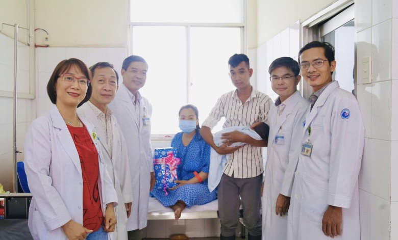 Các bác sĩ bệnh viện tới thăm hỏi, chụp ảnh lưu niệm ngày chị D. hồi phục khoẻ mạnh tại khoa hậu phẫu.