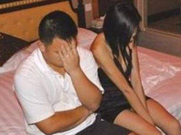 Vợ cứ đi mua sắm về là lao vào tắm rửa sạch sẽ, chồng lén theo dõi, phát hiện sự thật sốc