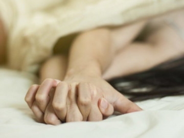 Bị cận nặng nên không nhìn rõ mặt bạn trai, cô gái ân ái 17 lần mới phát hiện danh tính gây choáng