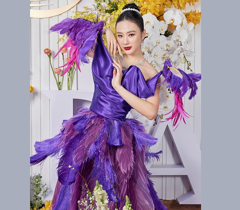 Đặc biệt, Angela Phương Trinh luôn có những màn đầu tư trang phục chỉn chu, giúp cô trở thành tâm điểm của sự chú ý.

