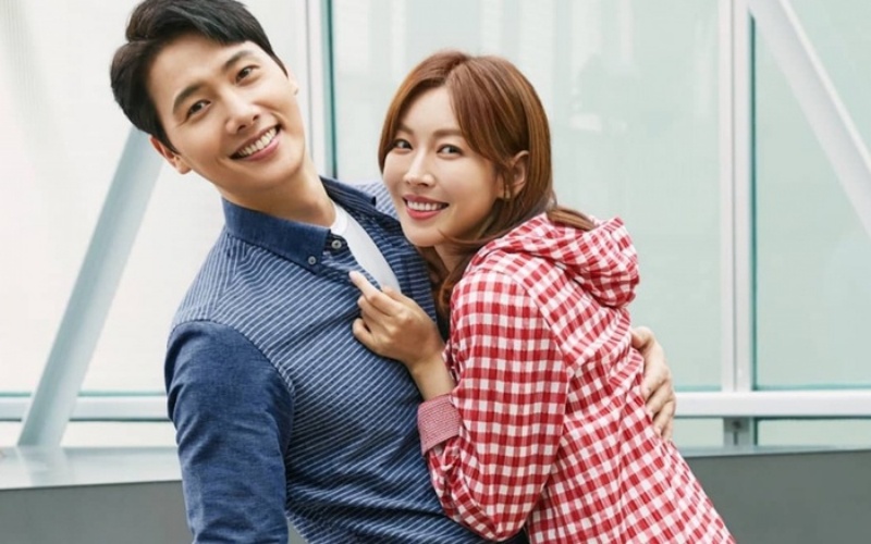 Với hình ảnh hẹn hò tình cảm, Kim So Yeon - Lee Sang Woo chứng minh rằng họ không hề bị ảnh hưởng bởi ồn ào vừa qua. Nhiều khán giả còn khen ngợi nhan sắc trẻ mãi không già của cặp đôi nổi tiếng ở tuổi 43.
