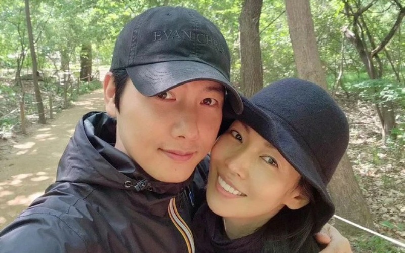 Mới đây, nam diễn viên Lee Sang Woo vừa có bài đăng trên trang cá nhân loạt ảnh buổi hẹn hò của anh và bà xã Kim So Yeon. Đây cũng là lần đầu tiên cặp đôi lộ diện sau thông tin Lee Sang Woo 'thao túng tâm lý' vợ.
